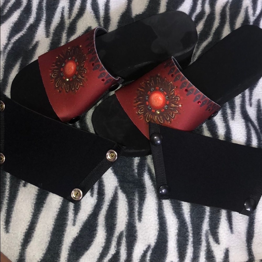 Attackable heels